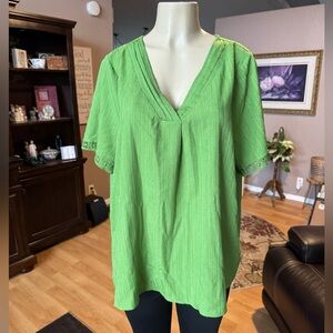 Flower & Feather green short sleeve Vneck blouse-size 1X